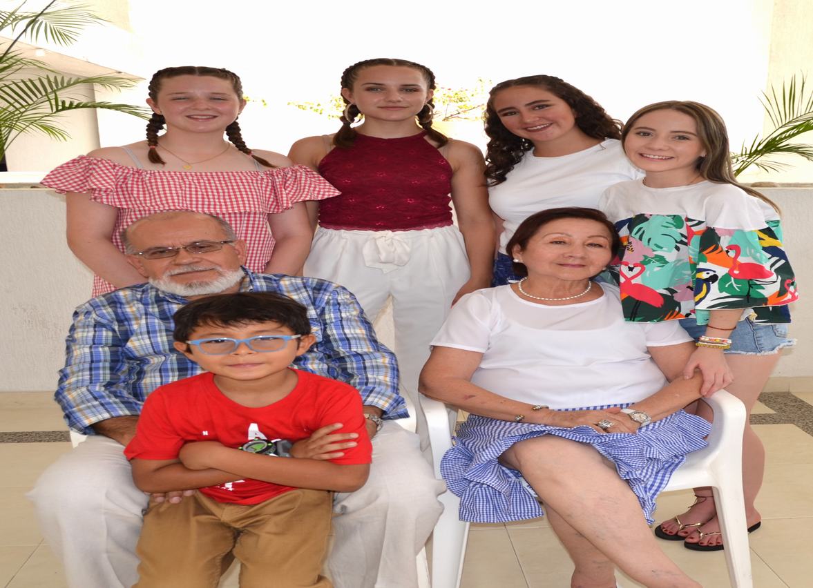 Isabella Haugen, Gabriela Salazar, María Jose Salazar, Liberio Salazar, Leonor de Salazar y Esteban Naranjo.